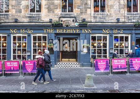 Das Beehive Inn Pub in Grassmarket in Edinburgh, der Hauptstadt von Schottland, Teil von Großbritannien Stockfoto