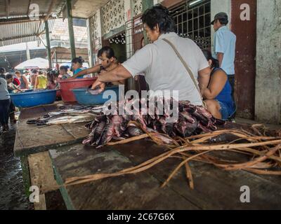 Iquitos, Peru - 21. September 2017: Typischer Basar in einem kleinen Dorf Caballococha am Ufer des Amazonas, Amazonien, Peru. Südamerika Stockfoto