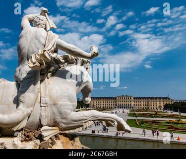 Ein Reiter mit einem Pfeil reitet auf einem Wasserpferd in Neptuns Brunnen auf dem Gelände des Schlosses Schönbrunn Stockfoto