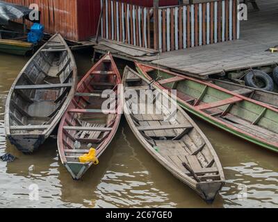 Santa Rosa, Peru - 11. Mai 2016: Traditionelle, indische Boote am Ufer des Flusses Stockfoto