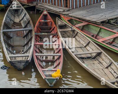 Santa Rosa, Peru - 11. Mai 2016: Traditionelle, indische Boote am Ufer des Flusses Stockfoto