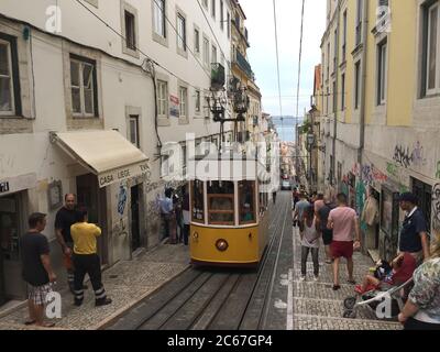 Lissabon, Portugal. August 2019. Blick auf die Stadt Lissabon (Portugal) - die Seilbahn Elevador da Bica (Ascensor da Bica). Die Bahn verläuft entlang der Rua da Bica de Duarte Belcio, zwischen der Rua de Sao Paulo und dem Largo do Calhariz in der oberen Stadt (Bairro Alto). Die Strecke ist 260 Meter lang und die Bahn überwindet einen Höhenunterschied von 45 Metern. Es wurde vom portugiesischen Ingenieur Raoul Mesnier du Ponsard entworfen. Quelle: Marcus Brandt/dpa Picture-Alliance GmbH/Marcus Brandt/dpa/Alamy Live News Stockfoto