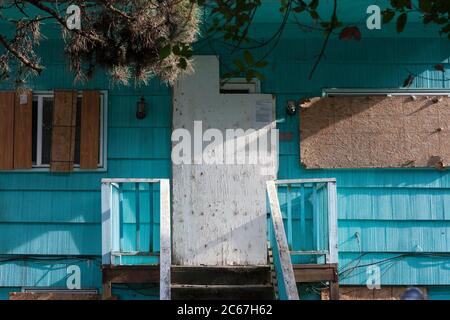 Ein verlassene Haus in Seattle South Park Nachbarschaft hat eine Notfallsperrung am Montag, 6. Juli 2020 veröffentlicht. Stockfoto