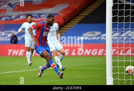 Christian Benteke von Crystal Palace erzielt das zweite Tor seiner Spielerin während des Premier League-Spiels im Selhurst Park, London. Stockfoto