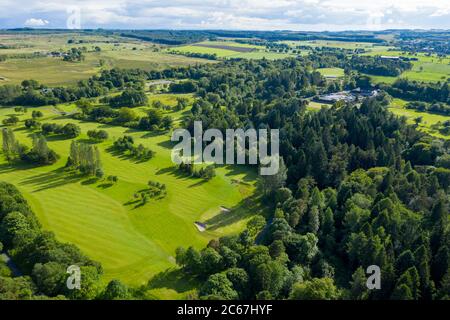 Luftaufnahme des Golfplatzes im Polkemmet Country Park, West Lothian, Schottland. Stockfoto