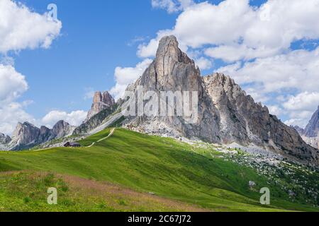 Blick auf Ra Gusela, Nuvolau vom Passo Giau, Dolomiten, Italien. Aufgenommen an einem schönen sonnigen Tag. Stockfoto