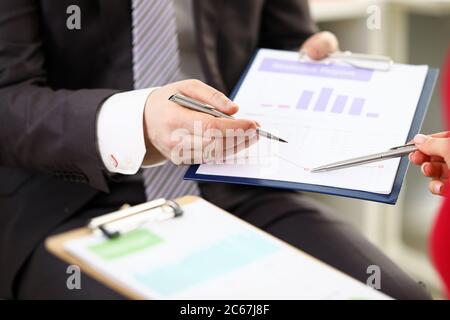 Das People Office diskutiert Daten aus dem statistischen Bericht Stockfoto