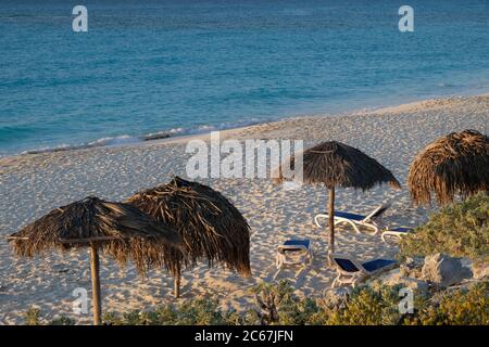 Karibischer Strand. Kuba. Cayo largo. Leerer Strand. Strohschirme und Stühle. Stockfoto