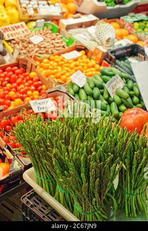 Frischer Spargel und ein weiteres Gemüse auf dem Lebensmittelmarkt Anzeige, getönte Stockfoto