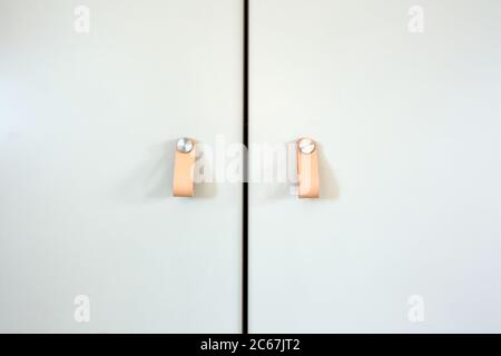 https://l450v.alamy.com/450vde/2c67jt2/schrank-leder-turgriffe-thor-modernen-stil-retro-dekoration-fur-schrankturen-hintergrundtextur-close-up-2c67jt2.jpg