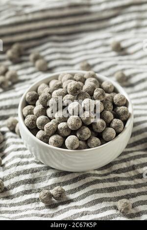 Rohe trockene Bio Tapioka Perle Bälle in einer Schüssel Stockfoto