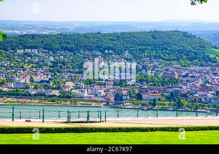 Rochusberg und Bingen am Rhein Stadt, Luftbild von Plattform im Wald am Niederwald breiter Hügel am rechten Rheinufer, Rheinland-Pfalz und Hessen Bundesländer, Deutschland Stockfoto