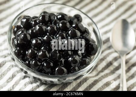 Roh gekocht Bio Tapioka Pearl Balls in einer Schüssel Stockfoto