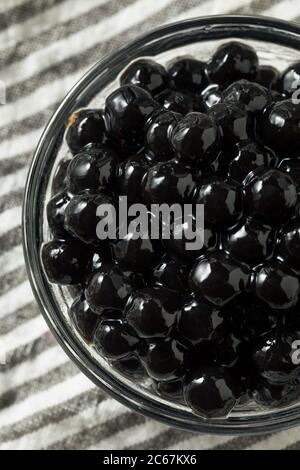 Roh gekocht Bio Tapioka Pearl Balls in einer Schüssel Stockfoto