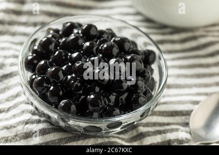 Roh gekocht Bio Tapioka Pearl Balls in einer Schüssel Stockfoto