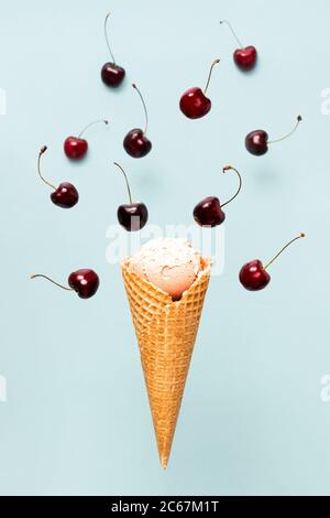 Fliegende rosa Süßkirsche Eis-Kegel in Bewegung Stockfoto