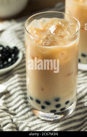 Erfrischender hausgemachter Boba Milchtee mit Tapioca Perlen Stockfoto