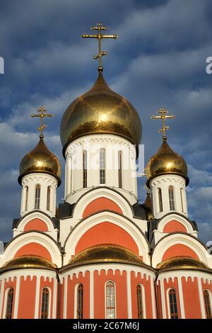 Glänzende goldene Kuppeln der Kirche des heiligen Georg (Odintsovo) Stockfoto