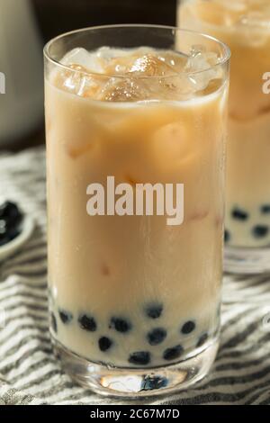 Erfrischender hausgemachter Boba Milchtee mit Tapioca Perlen Stockfoto