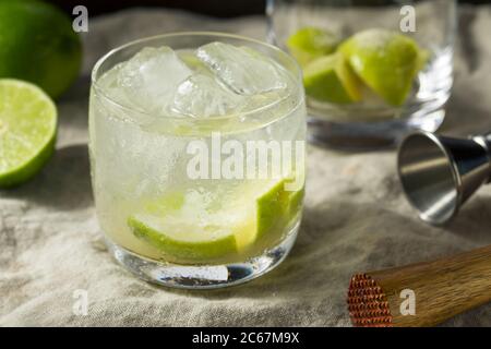 Erfrischender Cold Caipirinha Cocktail mit Cachaca und Limette Stockfoto