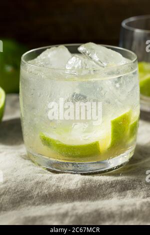 Erfrischender Cold Caipirinha Cocktail mit Cachaca und Limette Stockfoto