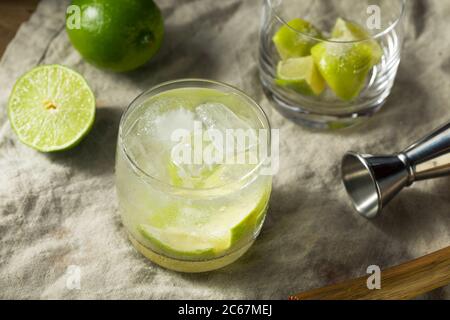 Erfrischender Cold Caipirinha Cocktail mit Cachaca und Limette Stockfoto