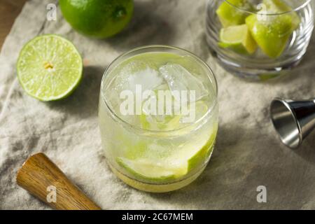 Erfrischender Cold Caipirinha Cocktail mit Cachaca und Limette Stockfoto