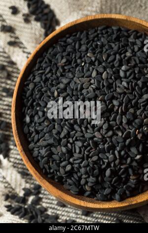 Rohe trockene organische schwarze Sesamsamen in einer Schüssel Stockfoto