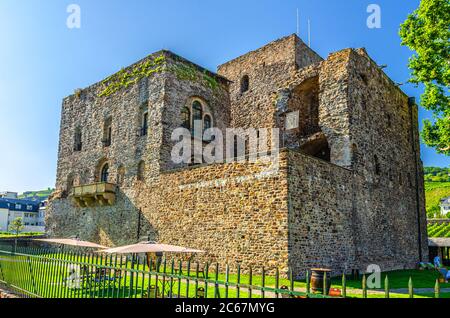 Bromserburg mittelalterliches Steinniederland Schlossgebäude in Rüdesheim am Rhein historisches Stadtzentrum, blauer Himmel Hintergrund, Land Hessen, Deutschland Stockfoto