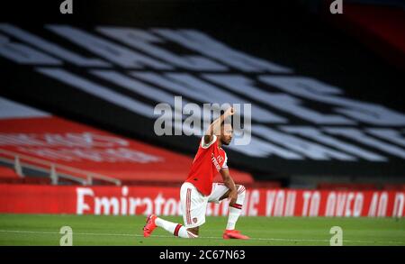 Pierre-Emerick Aubameyang von Arsenal unterstützt die Bewegung der schwarzen Menschenleben während des Premier League-Spiels im Emirates Stadium in London. Stockfoto