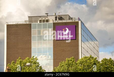 Wembley, England - Juli 2018: Außenansicht des Premier Inn Hotels in Wembley, Nord London. Stockfoto