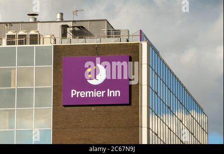 Wembley, England - Juli 2018: Außenansicht des Premier Inn Hotels in Wembley, Nord London. Stockfoto