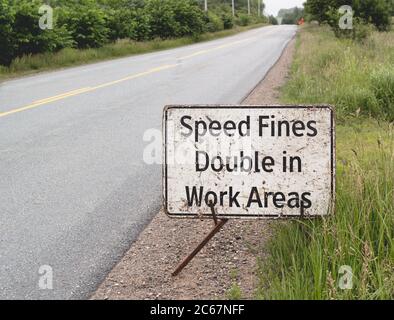 Speed Fines doppelt im Arbeitsbereich Schild neben Autobahn. Stockfoto