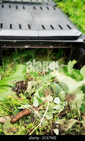 Draufsicht im Freien auf den Kompostbehälter. Stockfoto