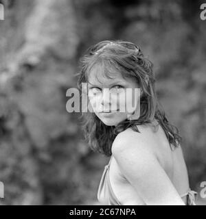 Outdoor-Porträt der jungen Frau im Bikini mit schelmischen Ausdruck auf Gesicht 1970er ungarn Stockfoto