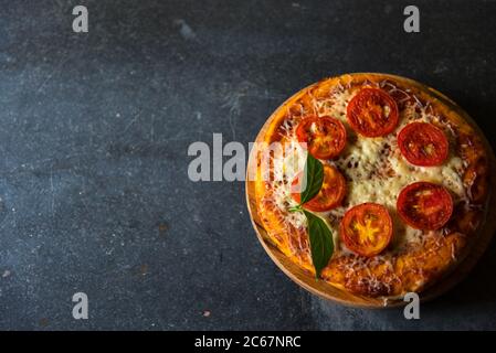 Käse und Tomatenpizza mit Blatt und Verwendung von selektiven Fokus. Stockfoto