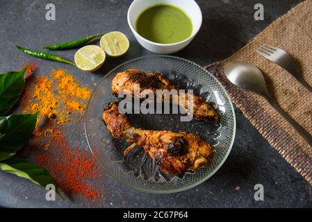 Huhn Tandoori Stücke auf einem Teller zusammen mit anderen Zutaten und Verwendung von selektiven Fokus Stockfoto