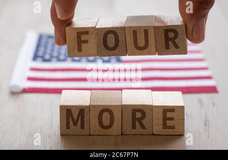 VIER WEITERE Konzept auf Holz Blöcke Finger halten STIMME USA Flagge Stockfoto