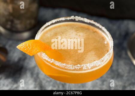 Boozy Orange Sidecar Cocktail mit einem Zuckerrand Stockfoto