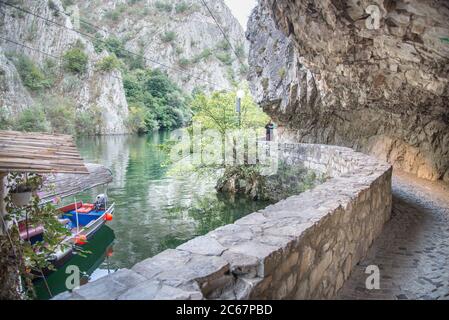 Am Matka Canyon, in der Nähe von Skopje, können Besucher den Pfad entlang des Flusses und des Wassers des Matka Sees spazieren. Stockfoto