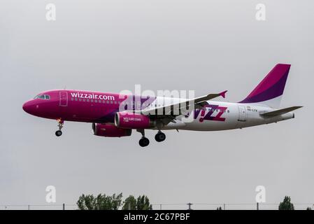 Flughafen London Southend, Essex, Großbritannien. Juli 2020. Nachdem easyJet Pläne zur Schließung ihrer Basis in Southend ankündigte, gab es einige positive Nachrichten für den Flughafen, da Wizz Air ihren Dienst nach Bukarest in Rumänien wieder aufnahm. Die ungarische Fluggesellschaft war eine von mehreren Fluggesellschaften, die Southend vor dem COVID-19-Coronavirus-Lockdown nutzten. Flugnummer W63035 Airbus A320 HA-LYV kam aus Bukarest Stockfoto