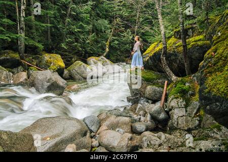 Blick auf Frau am Fluss auf Deception Falls National Recreation Area, Washington, USA Stockfoto