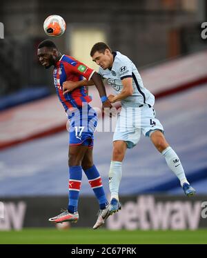 Christian Benteke (links) von Crystal Palace und Andreas Christensen (rechts) von Chelsea kämpfen während des Premier League-Spiels im Selhurst Park, London, um den Ball in der Luft. Stockfoto