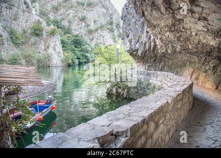 Am Matka Canyon, in der Nähe von Skopje, können Besucher den Pfad entlang des Flusses und des Wassers des Matka Sees spazieren. Stockfoto