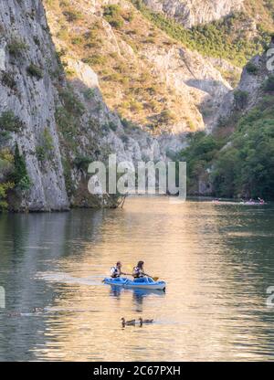 Am Matka Canyon, in der Nähe von Skopje, nehmen Besucher an Bootsfahrten Teil und mieten Kanus, um entlang des Treska Flusses und des ruhigen Wassers des Matka Sees zu driften. Stockfoto