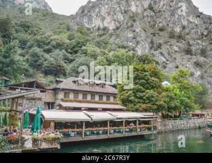 Am Matka Canyon, in der Nähe von Skopje, befindet sich ein Restaurant am ruhigen Wasser des Matka Sees. Stockfoto