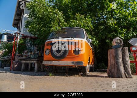 Ankara/Türkei - Juli 05 2020: Alter oranger Volkswagen-Van im Garten geparkt Stockfoto