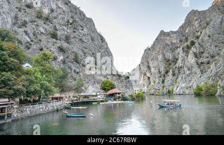 Am Matka Canyon, in der Nähe von Skopje, nehmen Besucher an Bootsfahrten Teil und mieten Kanus, um entlang des Treska Flusses und des Matka Sees zu fahren. Stockfoto