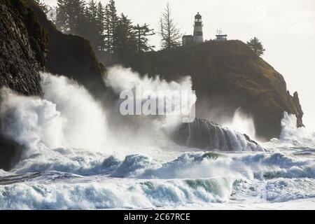 Landschaftlich schöne Aussicht auf Wellen, die über der Küste krachen, Cape Disappointment, Oregon, USA Stockfoto