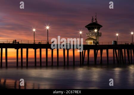 Huntington Beach Pier bei Sonnenuntergang, Kalifornien, USA Stockfoto